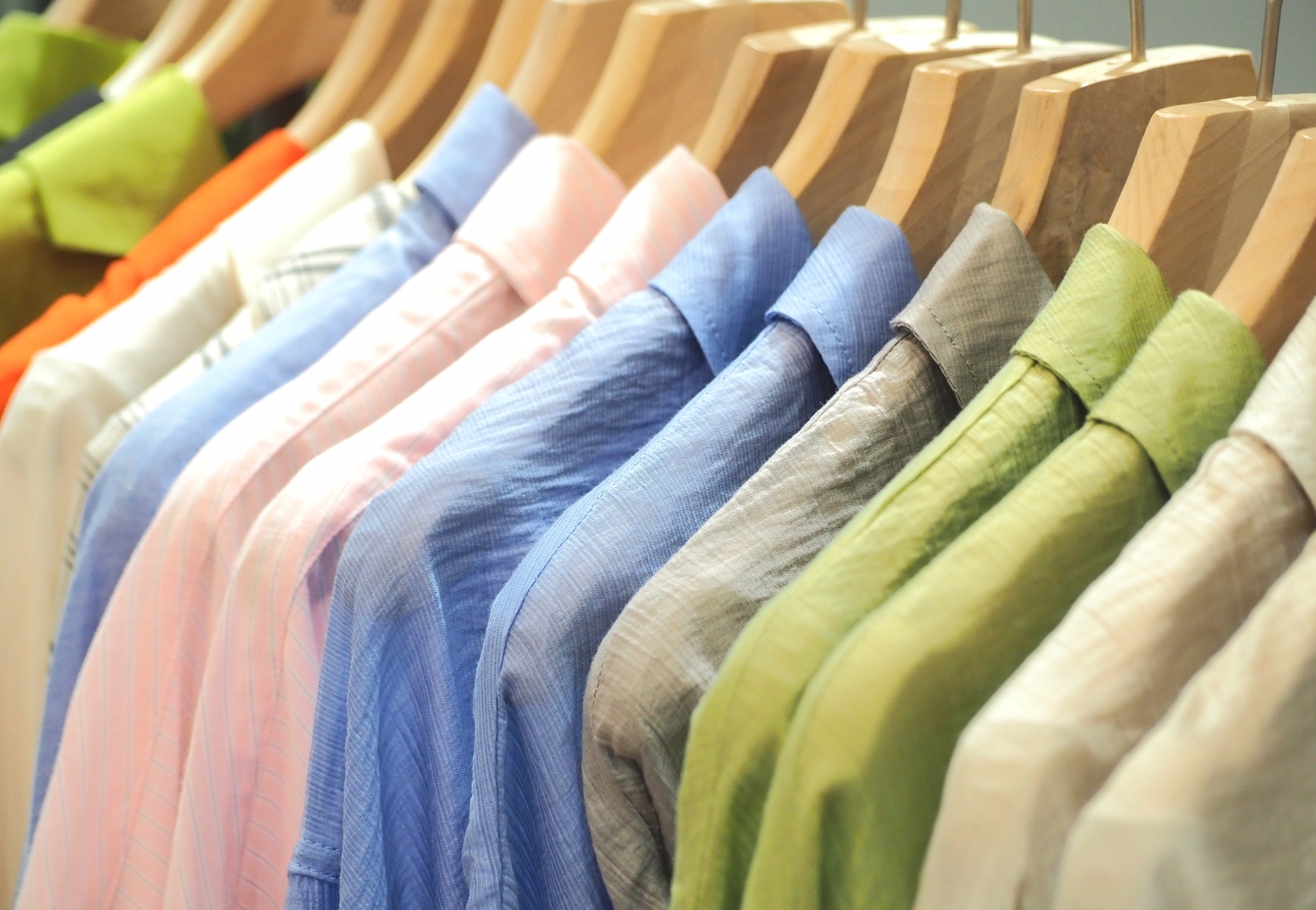 カラフルなシャツ