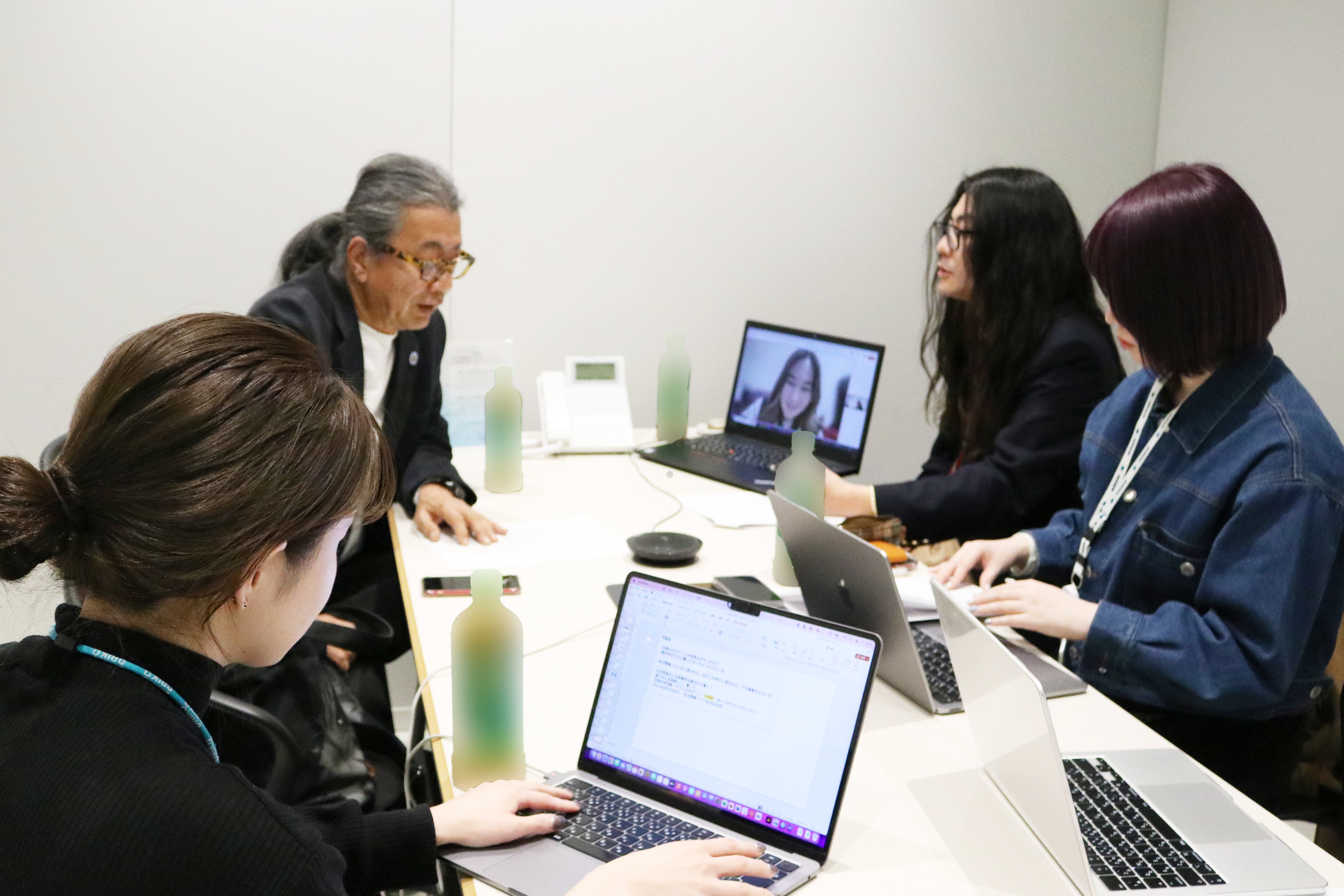 伊賀先生とメンバーミーティング写真