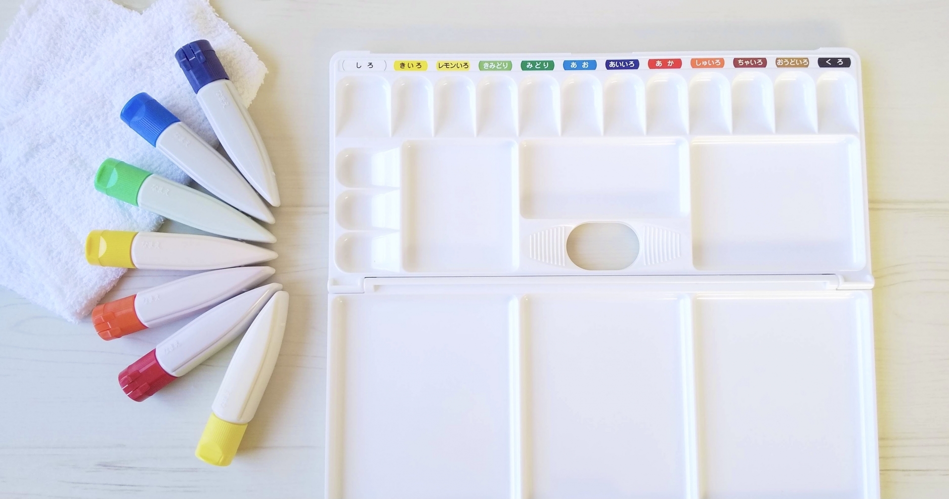 色の名前が文字で書かれているパレット