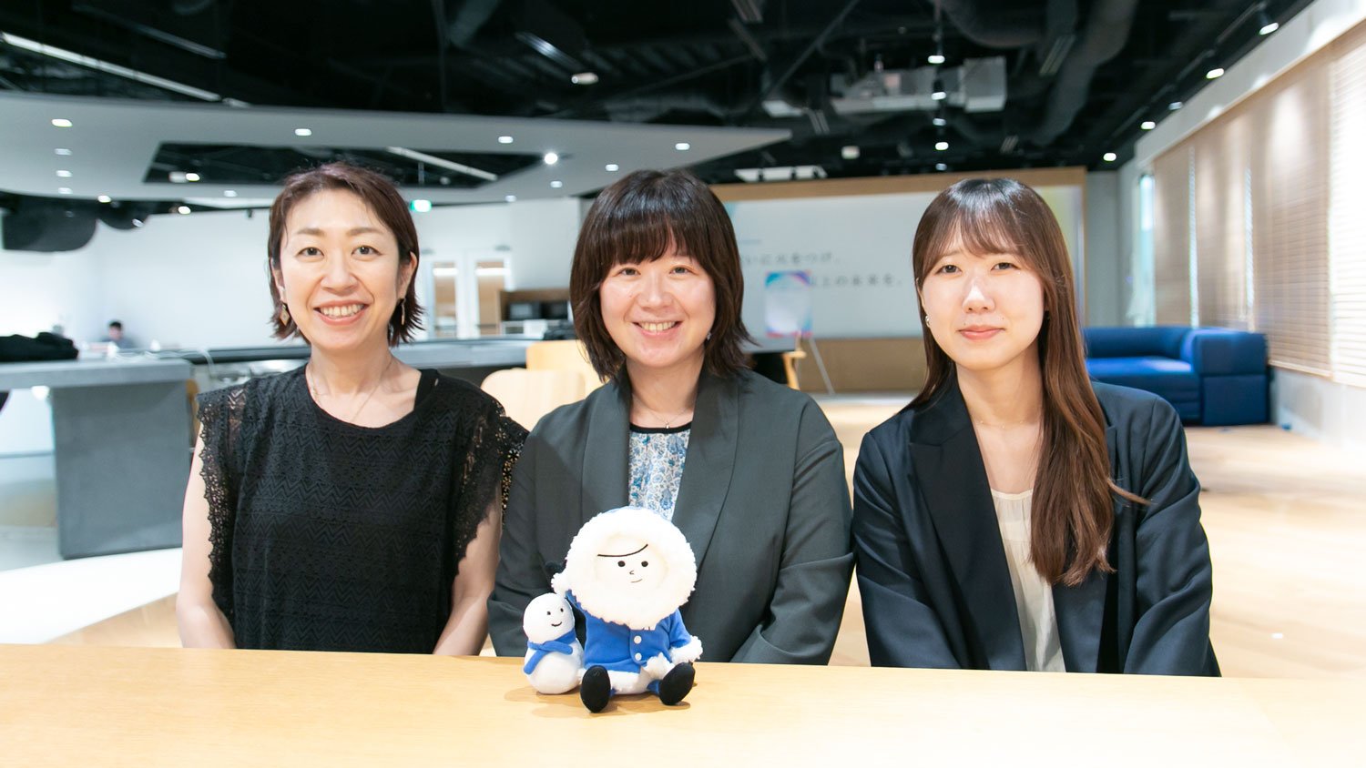 画像:取材時に奥村氏と佐野氏と伊藤氏が笑顔で並んでいる様子