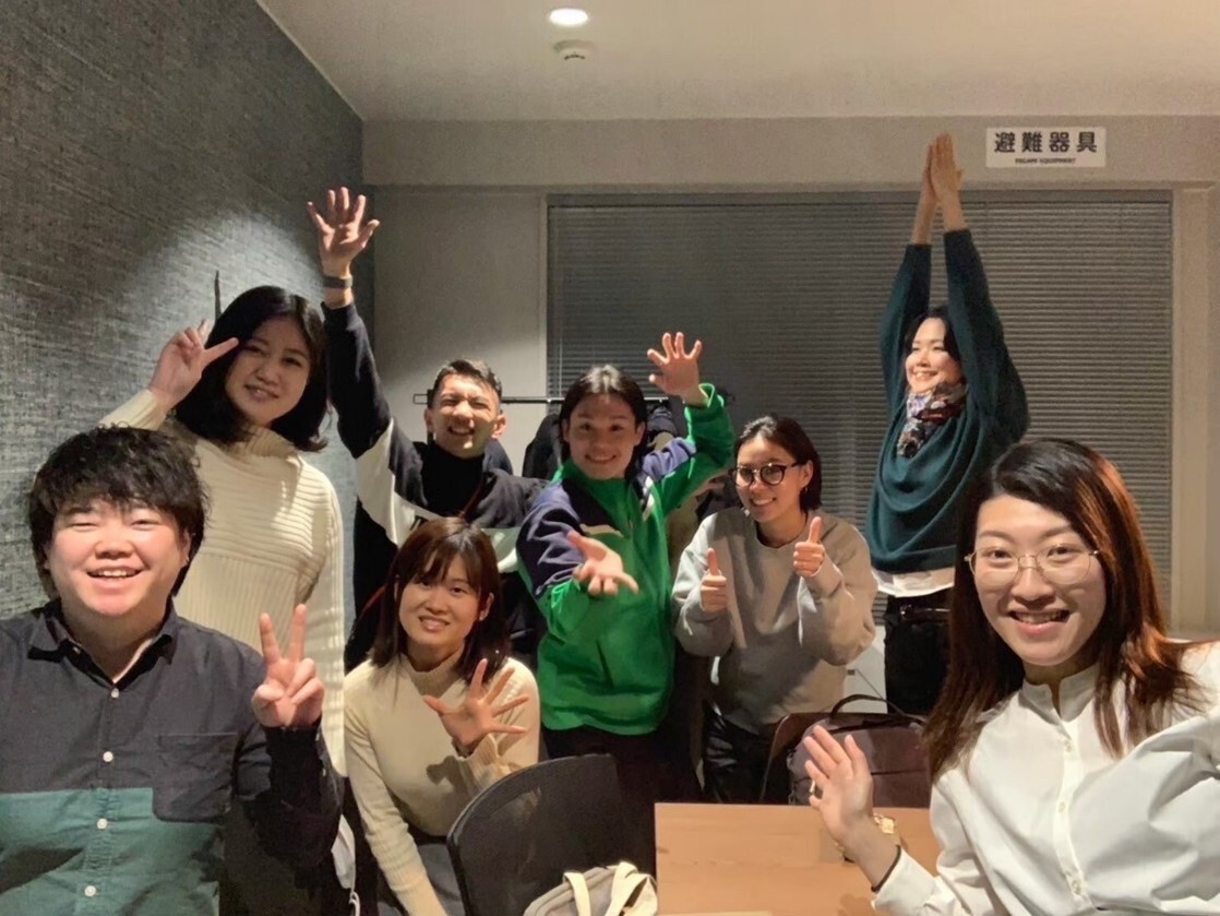 画像：ろうちょ～会の皆さん。思い思いのポーズで、皆さん満面の笑顔