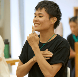 画像:ワークショップの進行を笑顔で行う、ろうちょー会の岩田さん。画像終わり