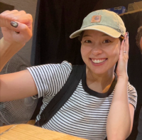 画像:明るい笑顔でポーズをとる、ろうちょー会の長井さん。画像終わり