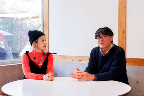 画像:お二人の対談シーン。お話する五十嵐さんとじっくり耳を傾ける増田さん。画像終わり