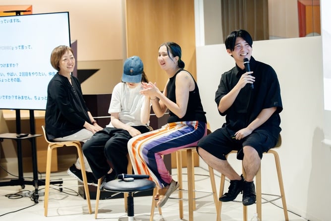 笑顔で話すMAGNETさん
