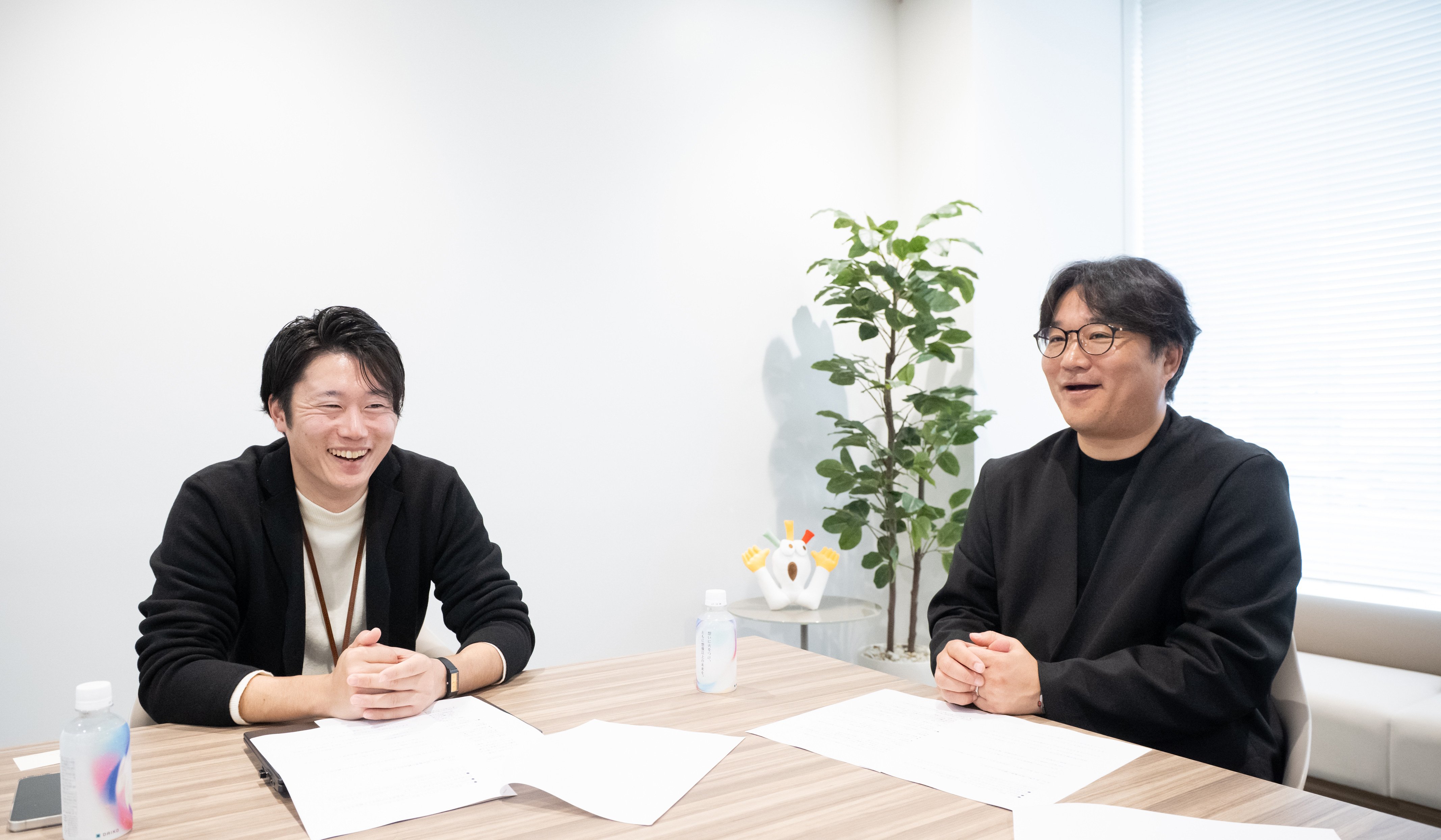 穏やかな雰囲気で対談している様子