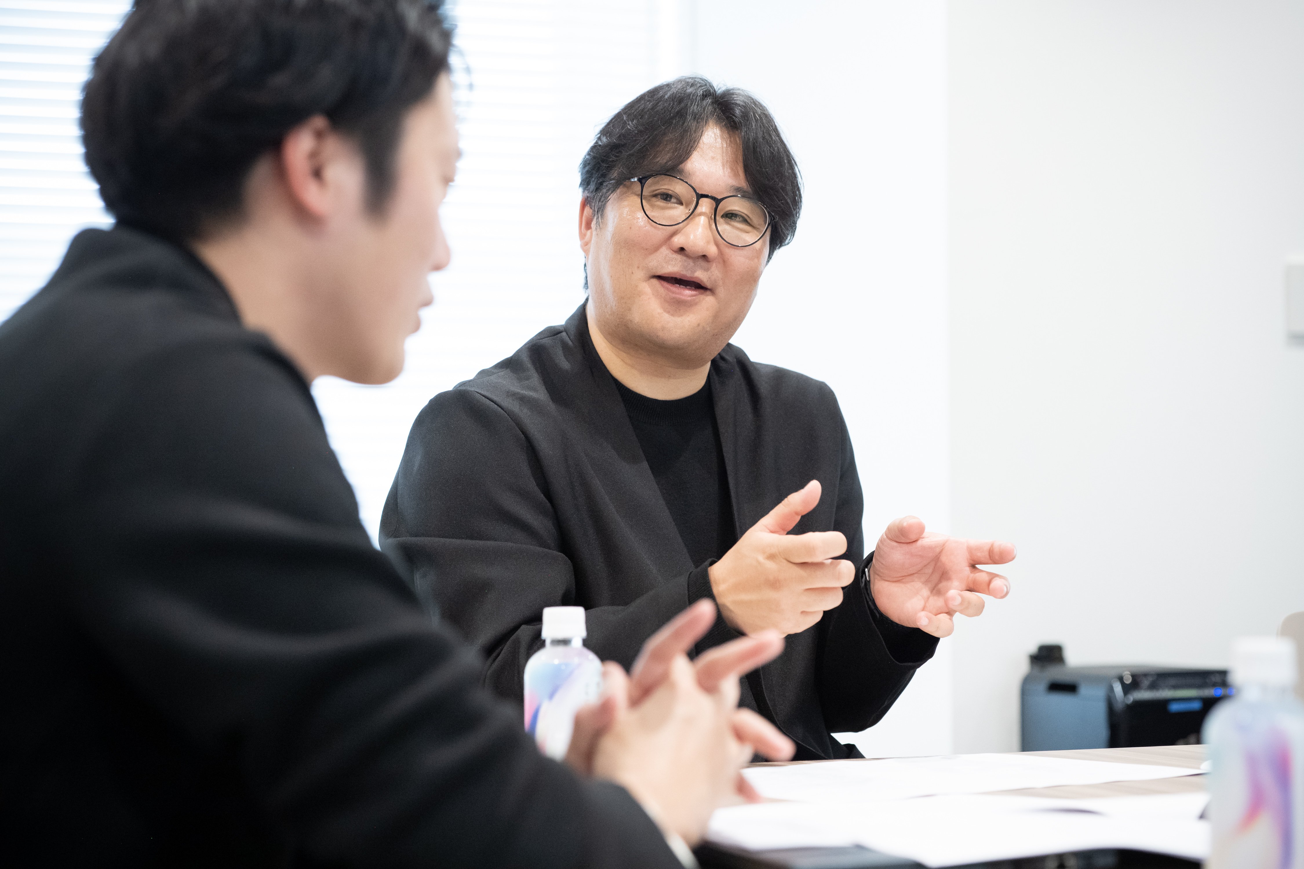 熱心に語る興梠 直樹 氏(対談の様子)