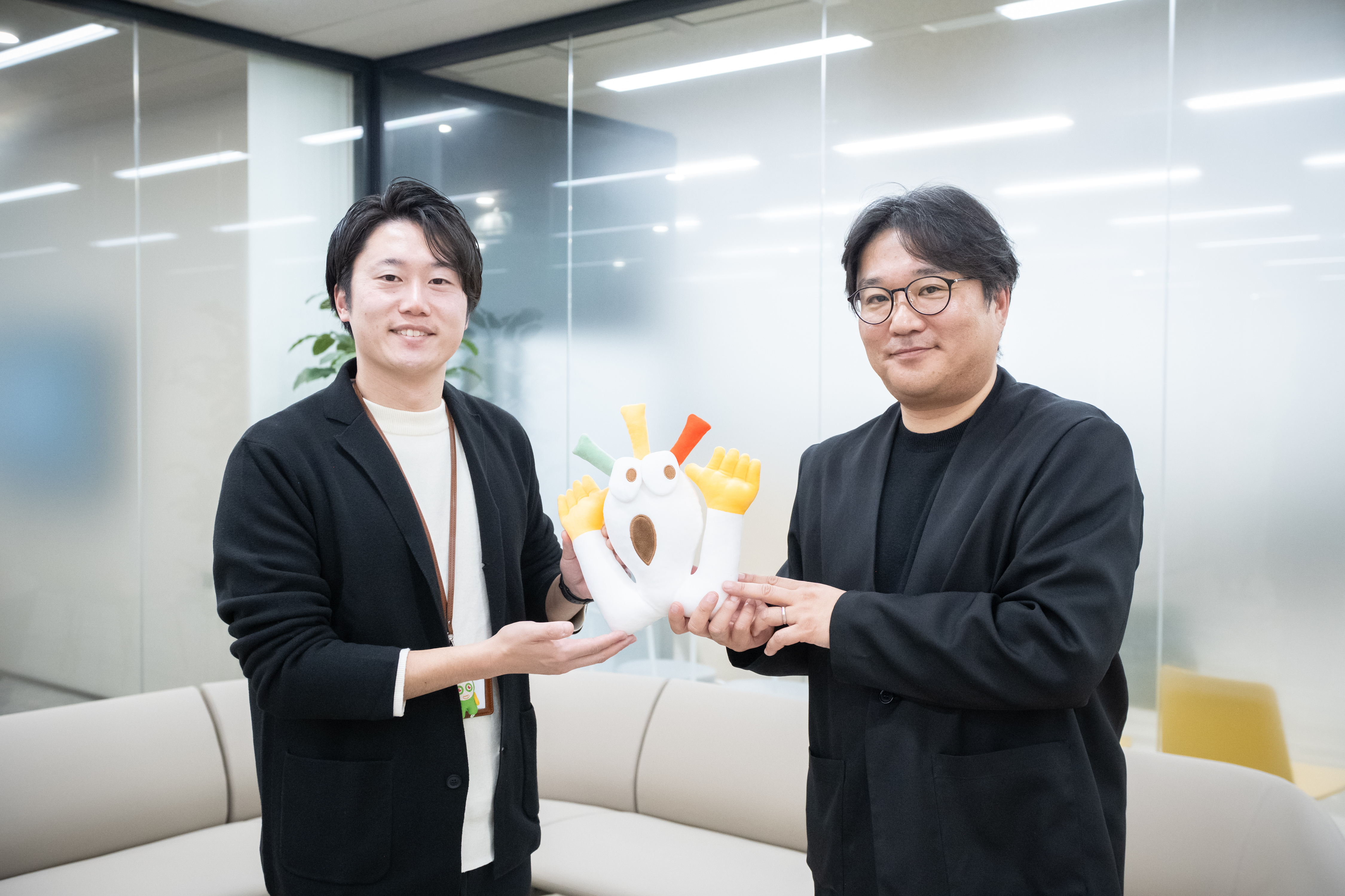 マスコットキャラクターを持った興梠氏と林氏が並んだサムネイル写真